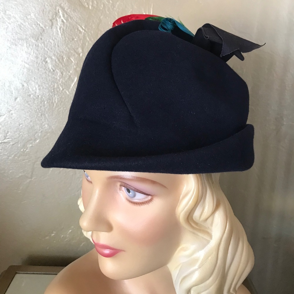 GLAMOROUS VINTAGE NAVY BOWLER HAT WITH PLEATED CROWN, GROSGRAIN BOW & FEATHERS